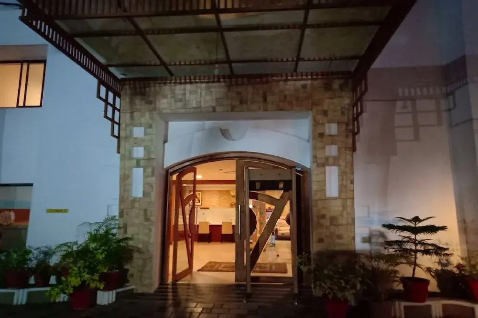 Capital O 19742 Hotel Dona Castle