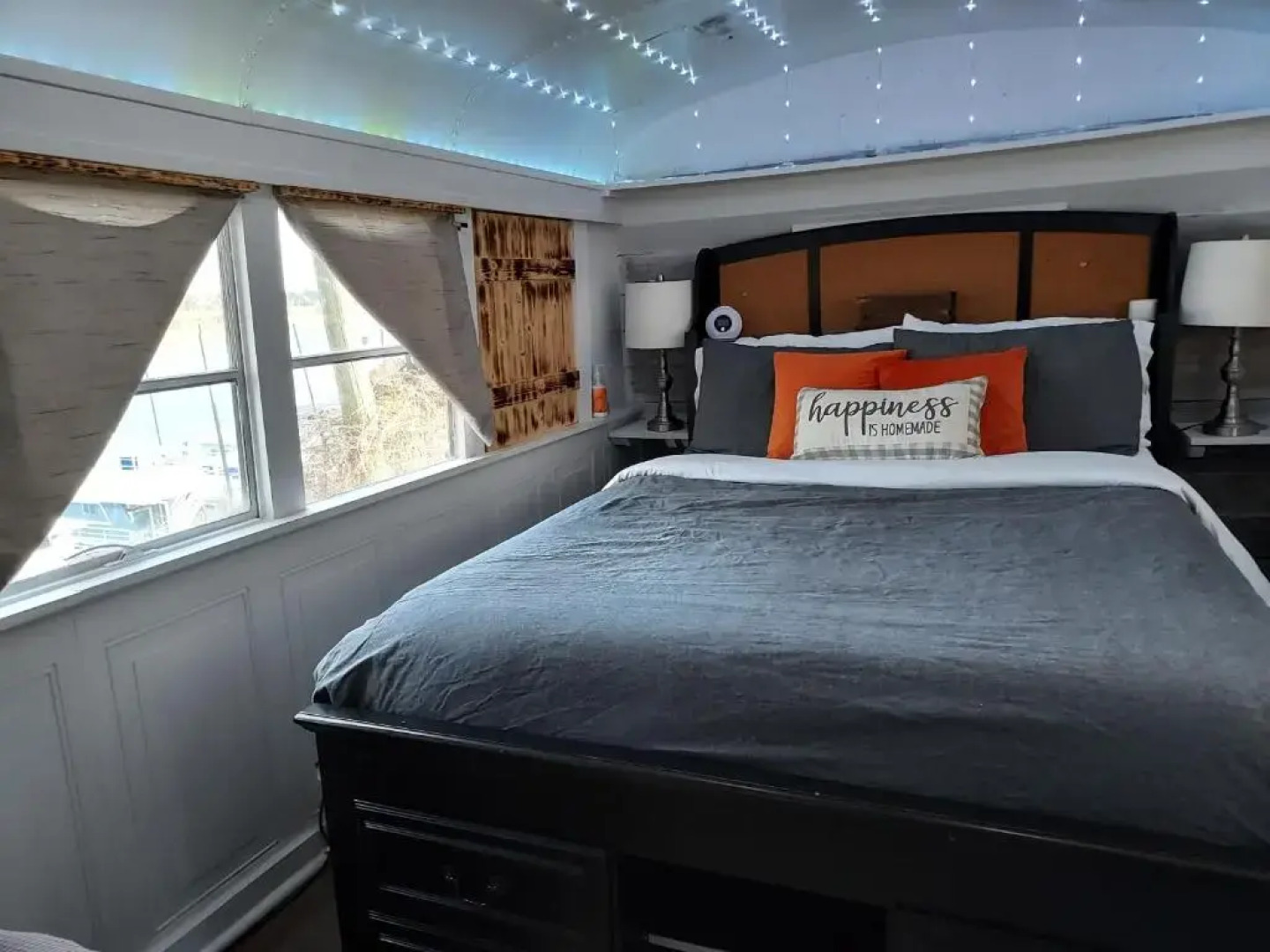 Bruiser Cozy Riverfront School Bus Pet Friendly