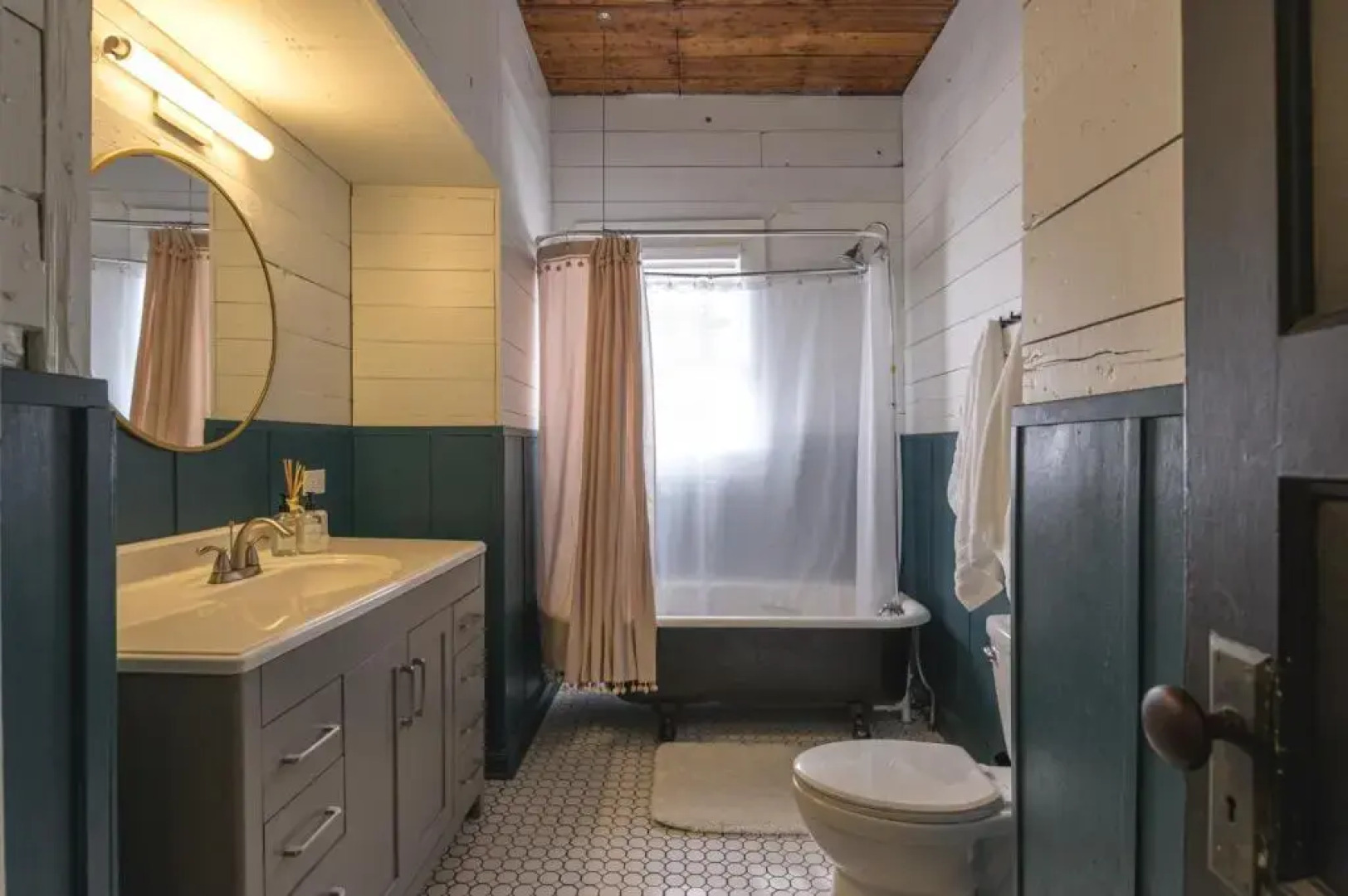 Restored 1930s Uptown Bungalow 2 min to Magnolia Silos