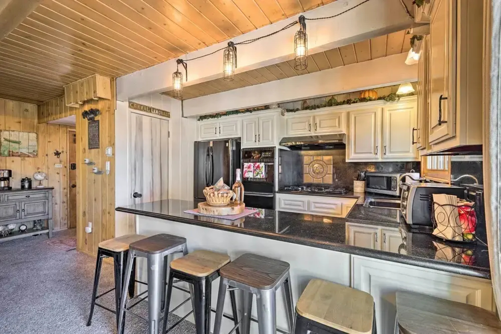 Cute Cabin + Deck < 2 Mi to Lake Arrowhead Village
