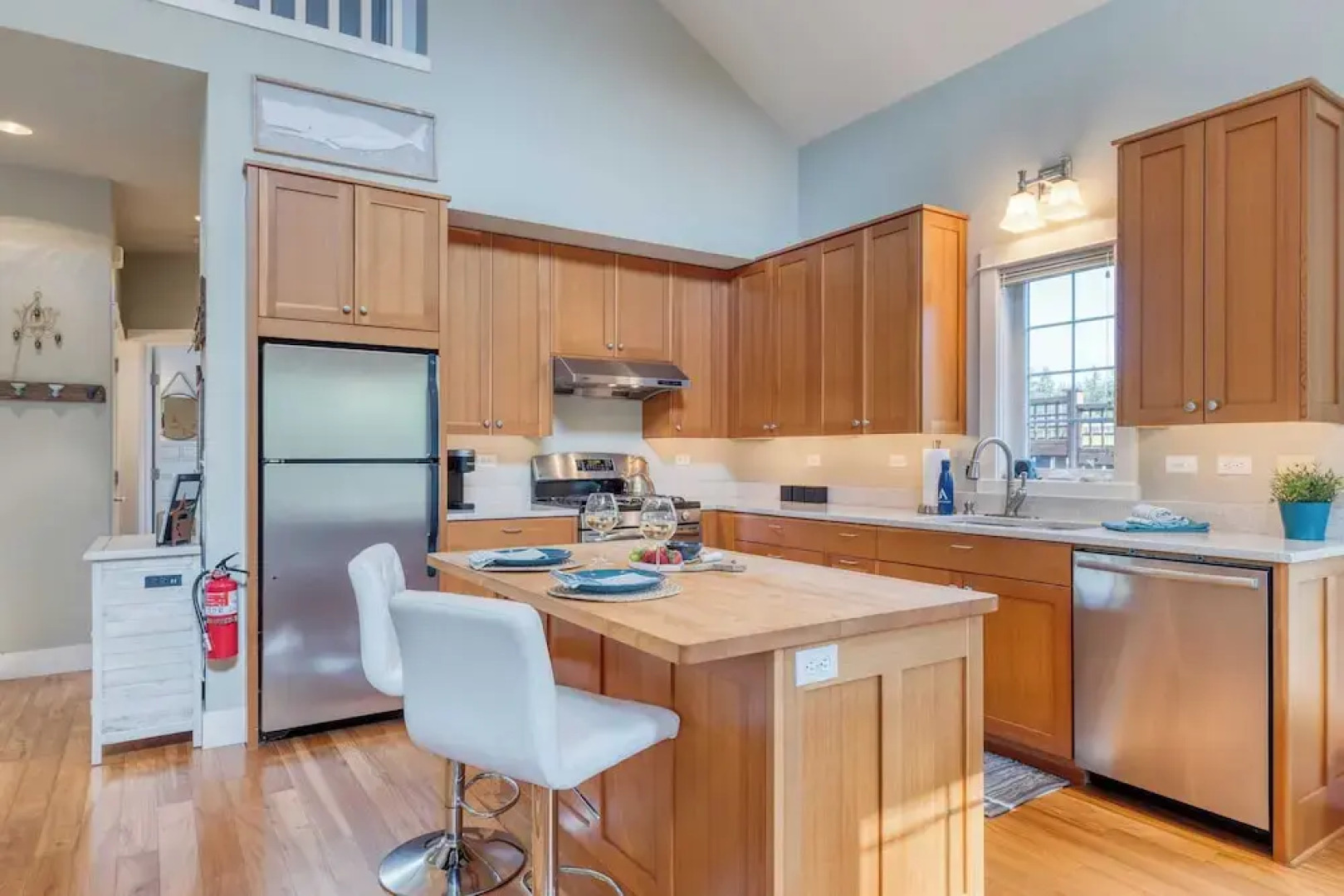 Sunny Backyard, Fireplace, Coastal Access in Peaceful Neighborhood Near Shopping