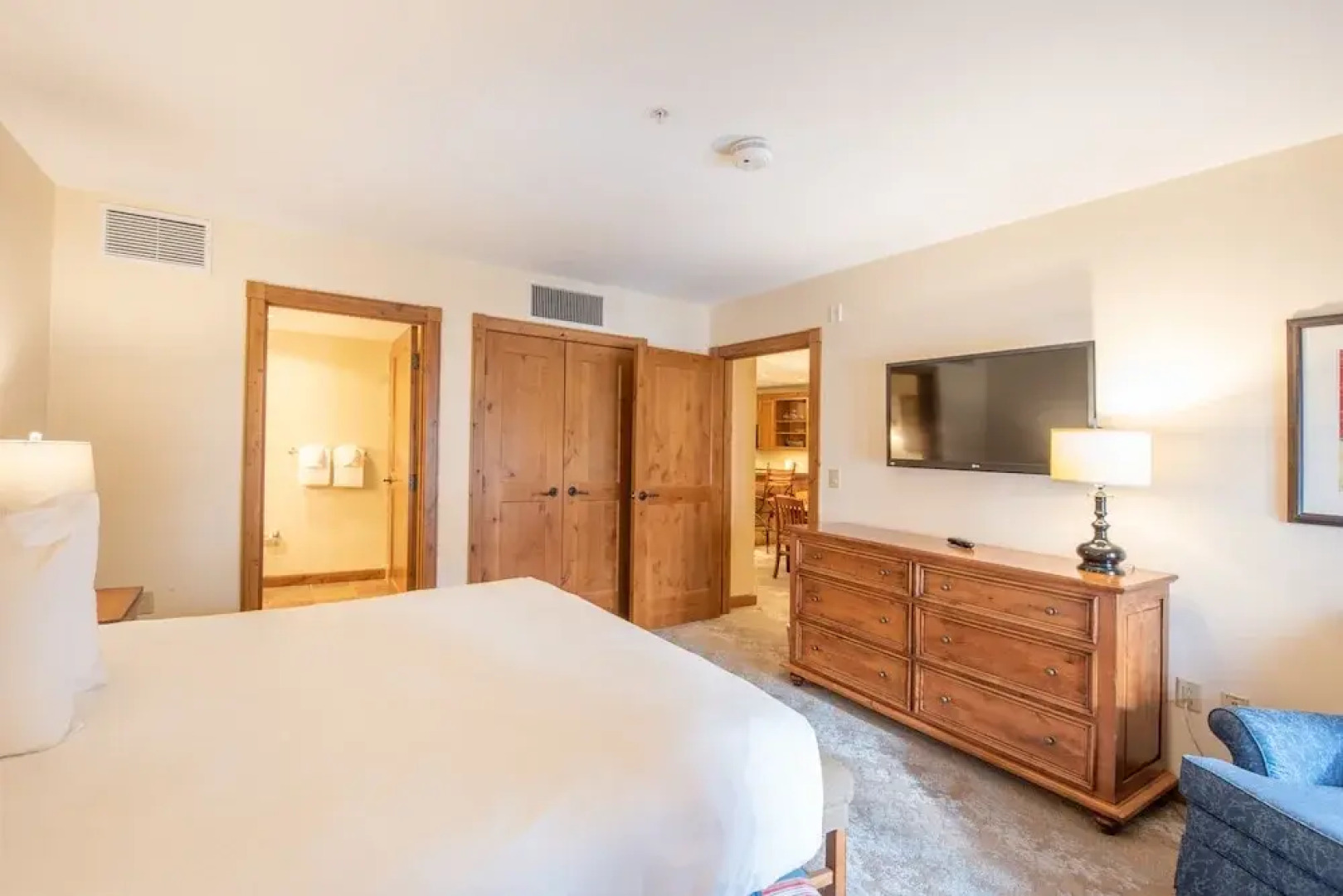 Spacious 2 Bedroom Unit In Mountaineer Square Condo - No Cleaning Fee! by RedAwning