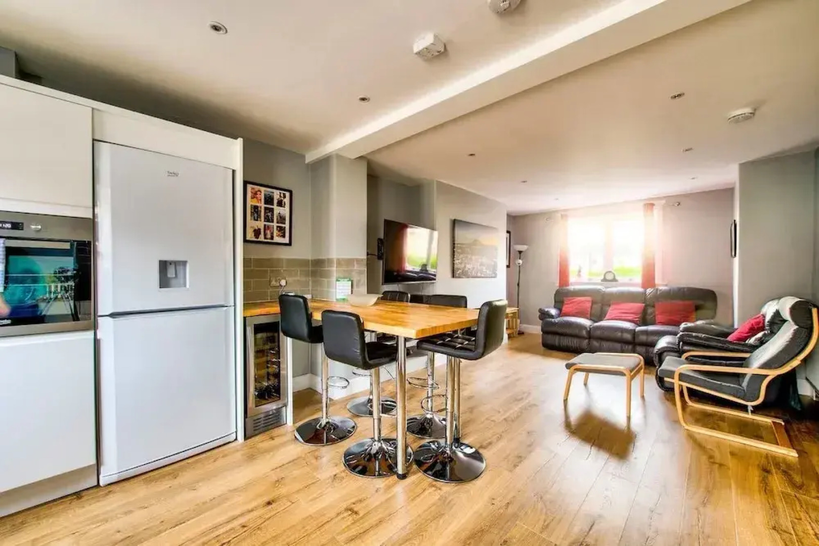 Naturally Well-lit and Serene Holiday Home w\ Parking