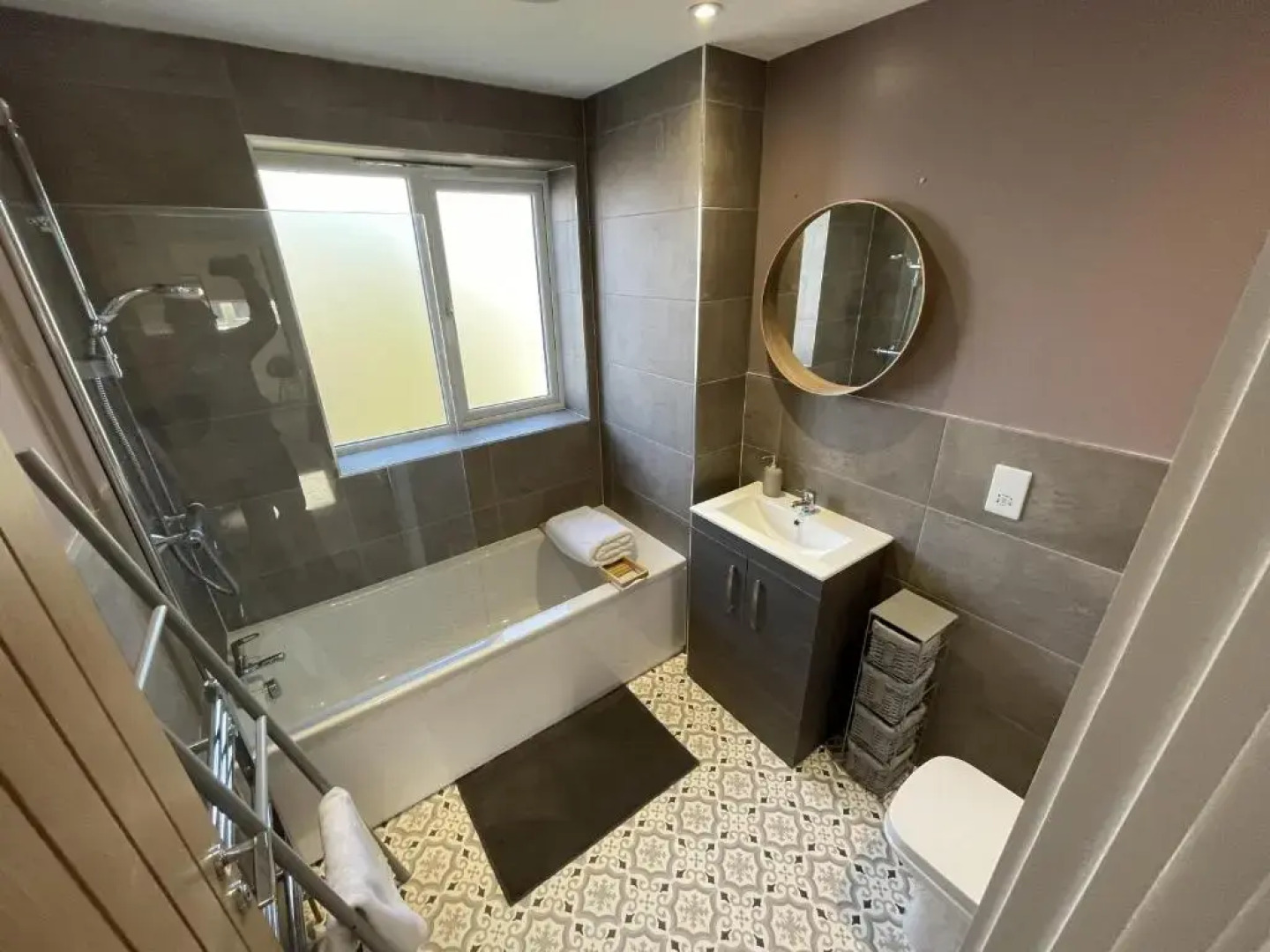 3 Double Bed Luxurious House Near Heathrow Airport