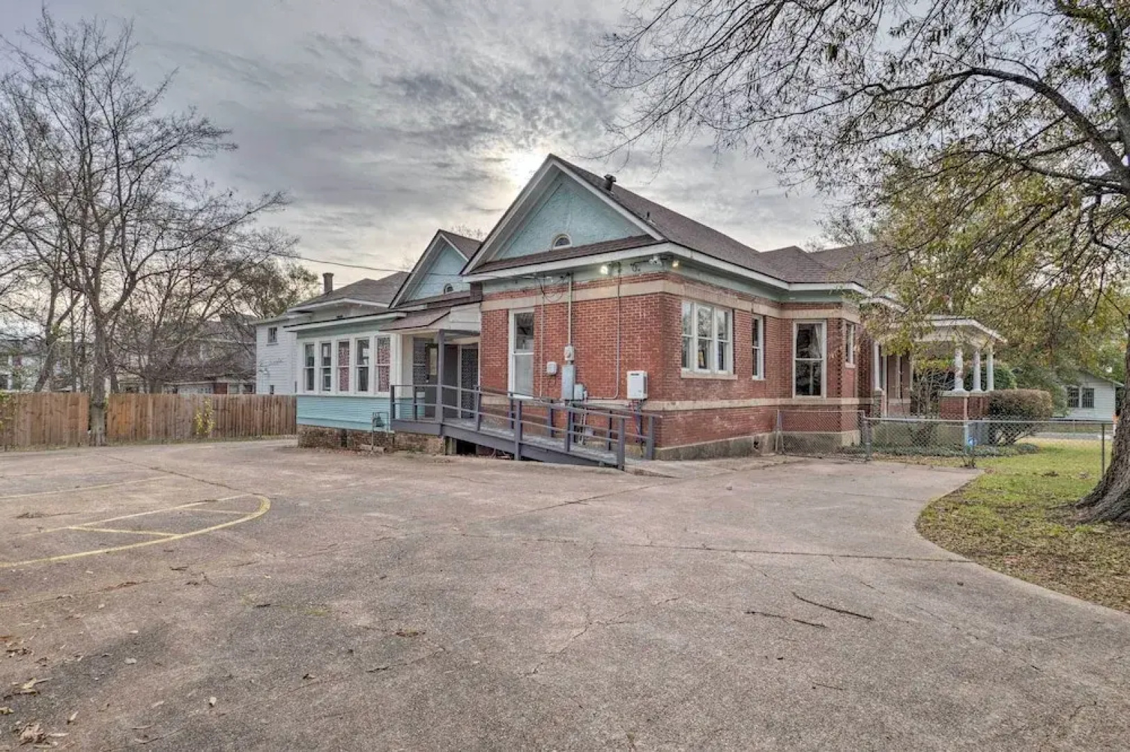 Pet-friendly Shreveport Home ~ 1 Mile to Downtown!