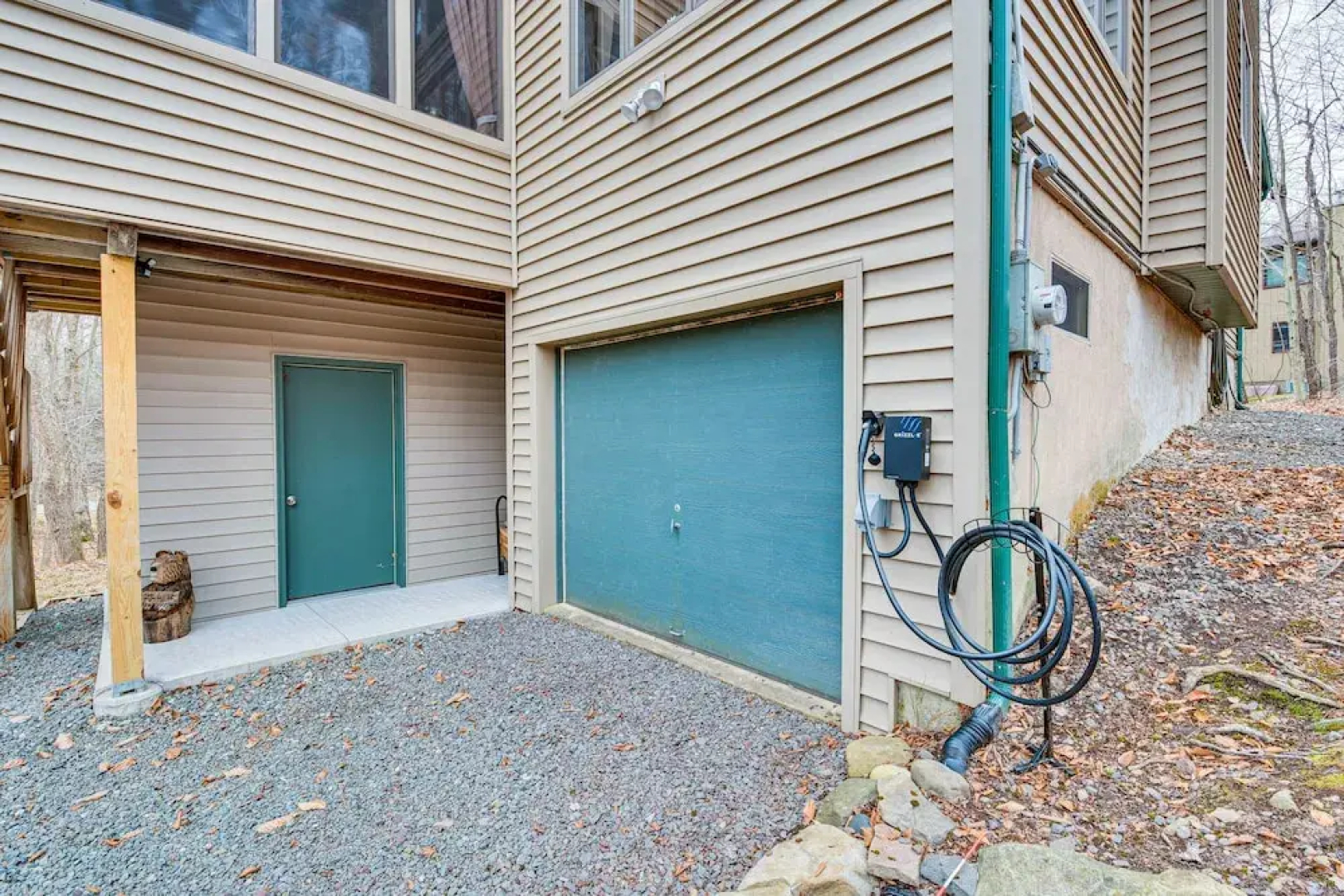 Eco-friendly Poconos Cabin w/ EV Charger!