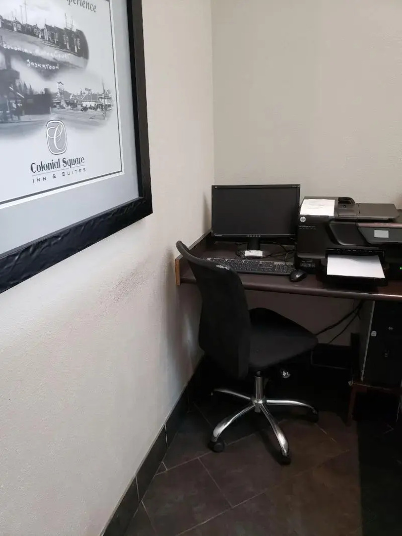 Colonial Square Inn & Suites