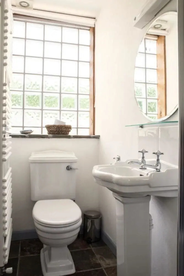 Superb detached Grade II listed barn conversion with hot tub & FREE membership to nearby Leisure Club