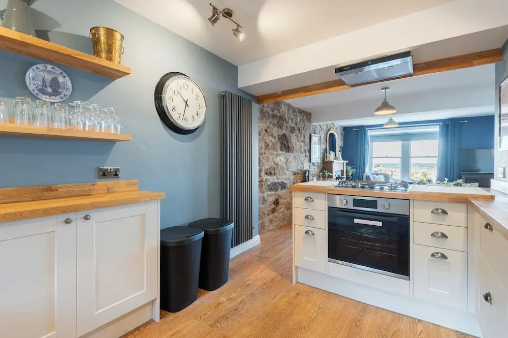 Shorefront Apartment - Sea View With 3 Bedrooms