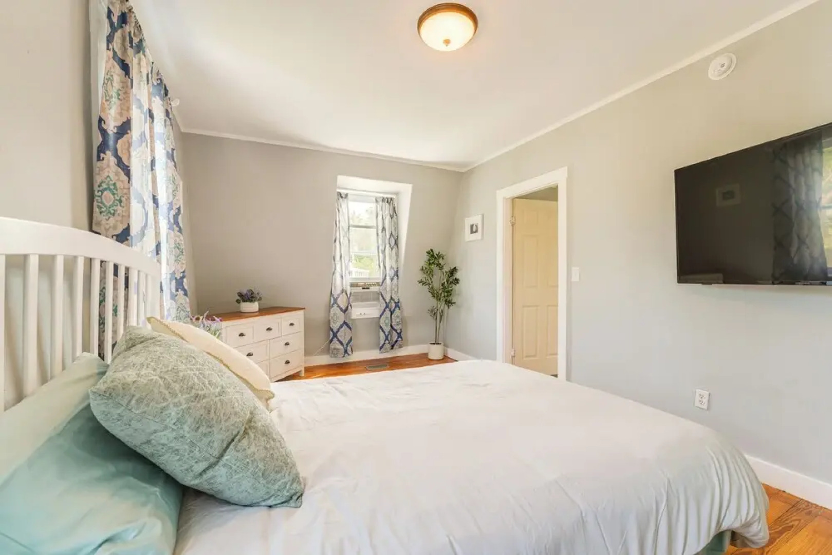 Charming Home < 2 Mi to Ocean Park & Pier!