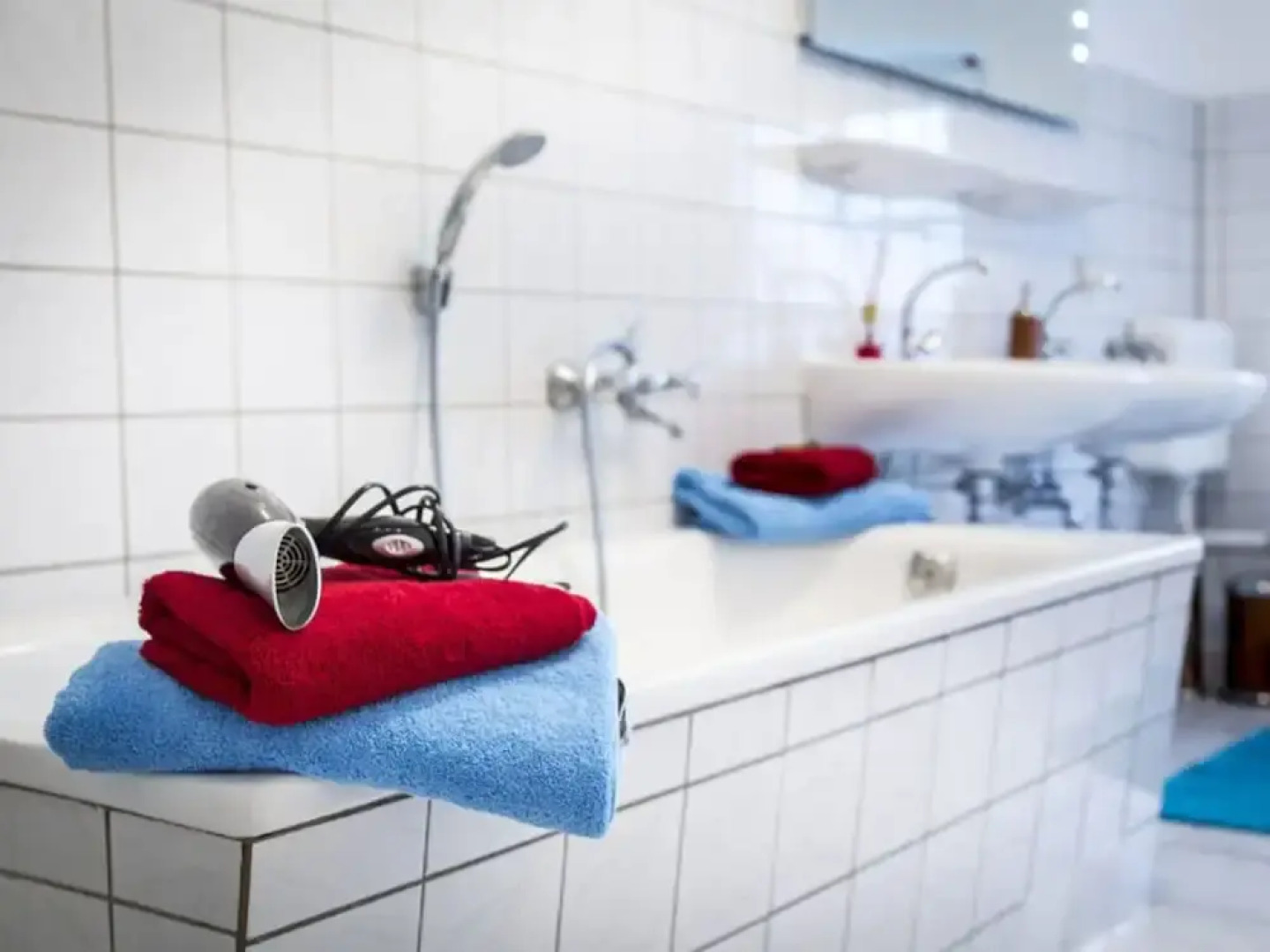 Courtyard View - Manor by the Lake