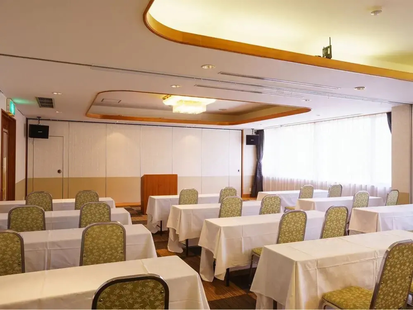 Hotel Hoho "A hotel overlooking the Echigo Plain and the Yahiko mountain range"