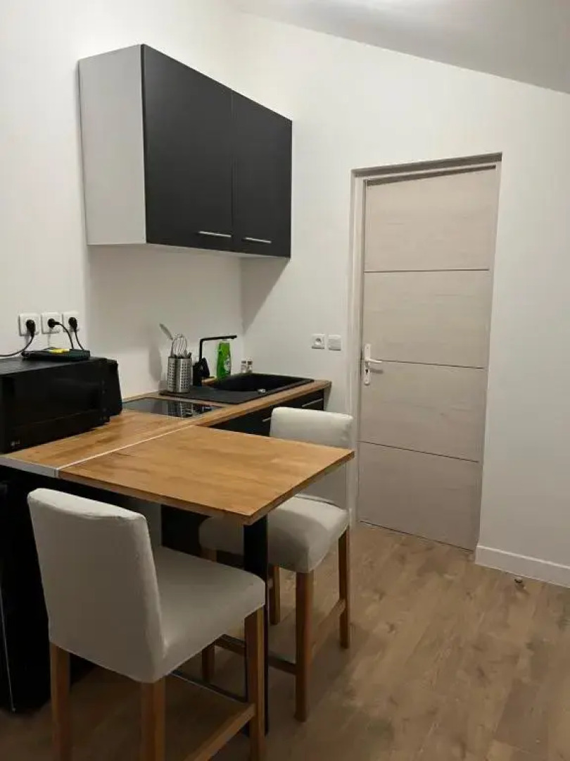 Lumineux studio neuf au calme