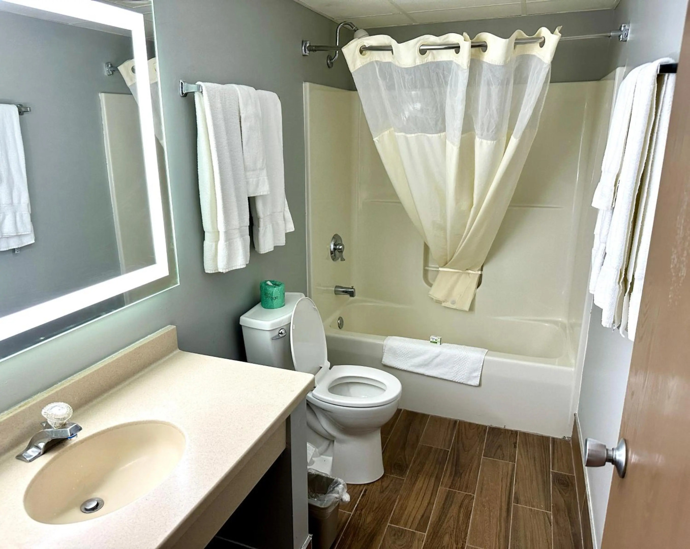 AmericInn & Suites By Wyndham Baraboo Event Center