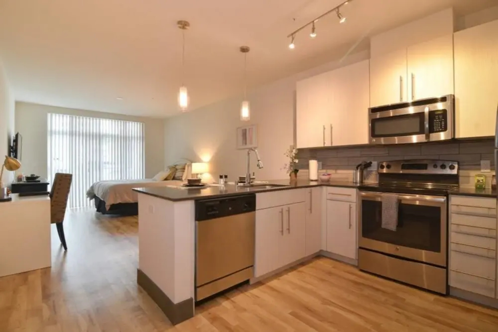 Waterfront Modern Studio Rooftop Views