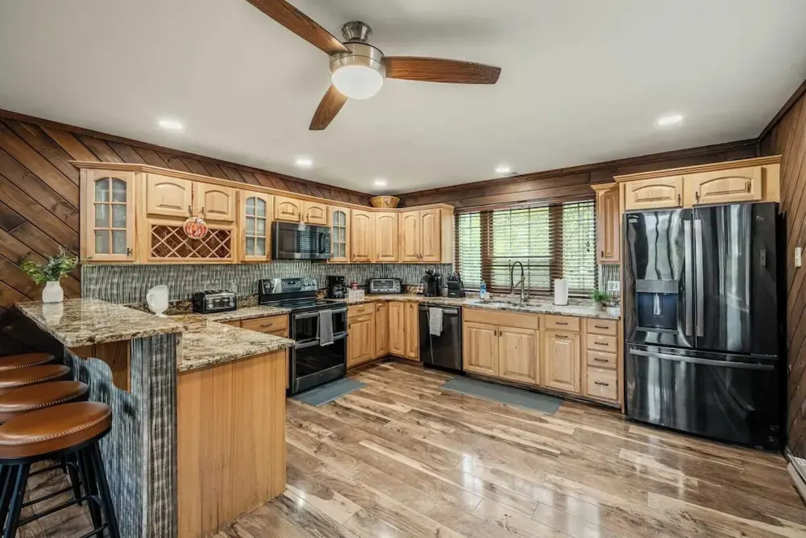 Sky View Chalet by Avantstay Stunning Interior, Spacious Deck, Hot Tub, & View
