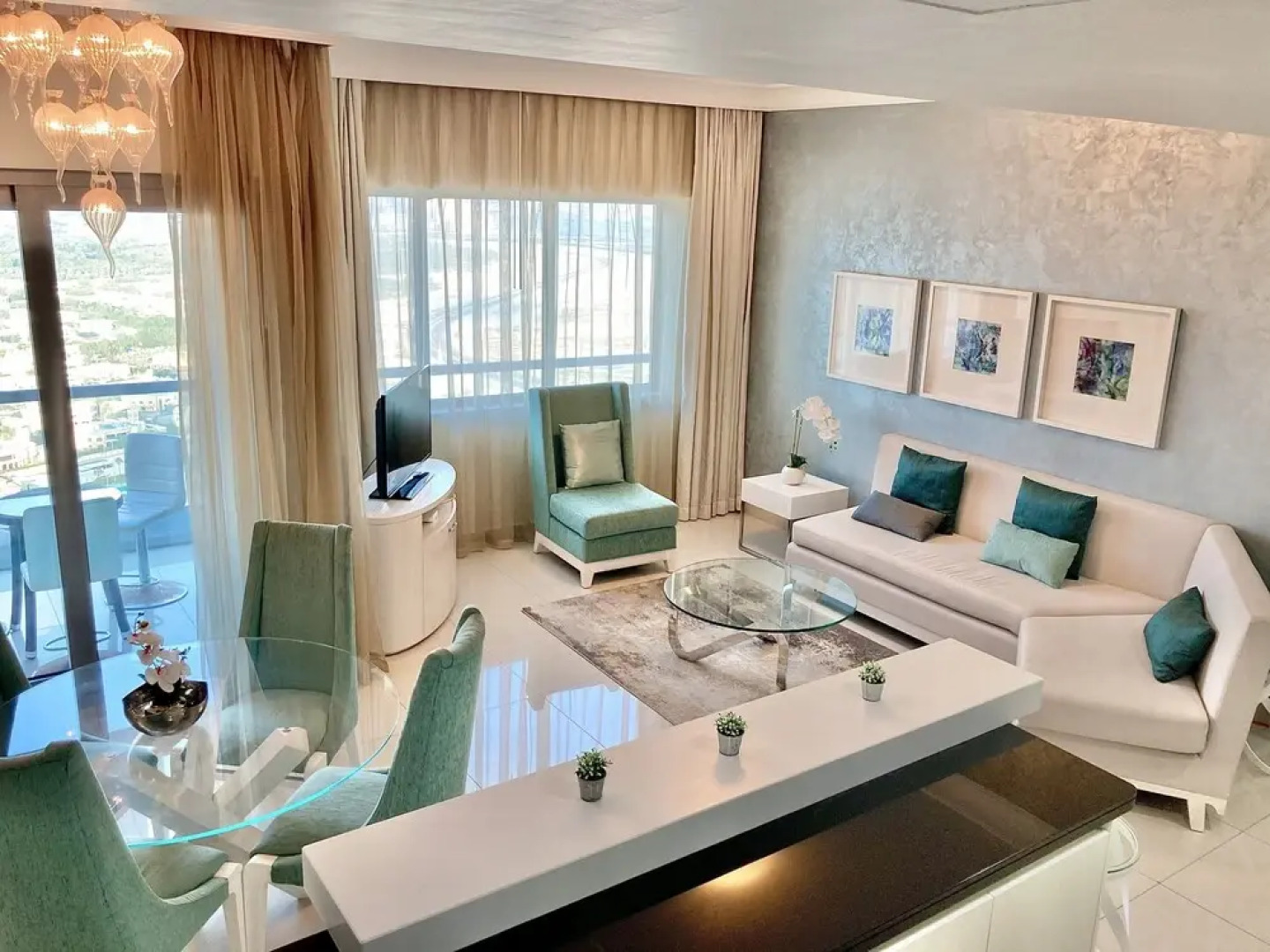 SuperHost - High-rise Chic Apt With Incredible Skyline Views