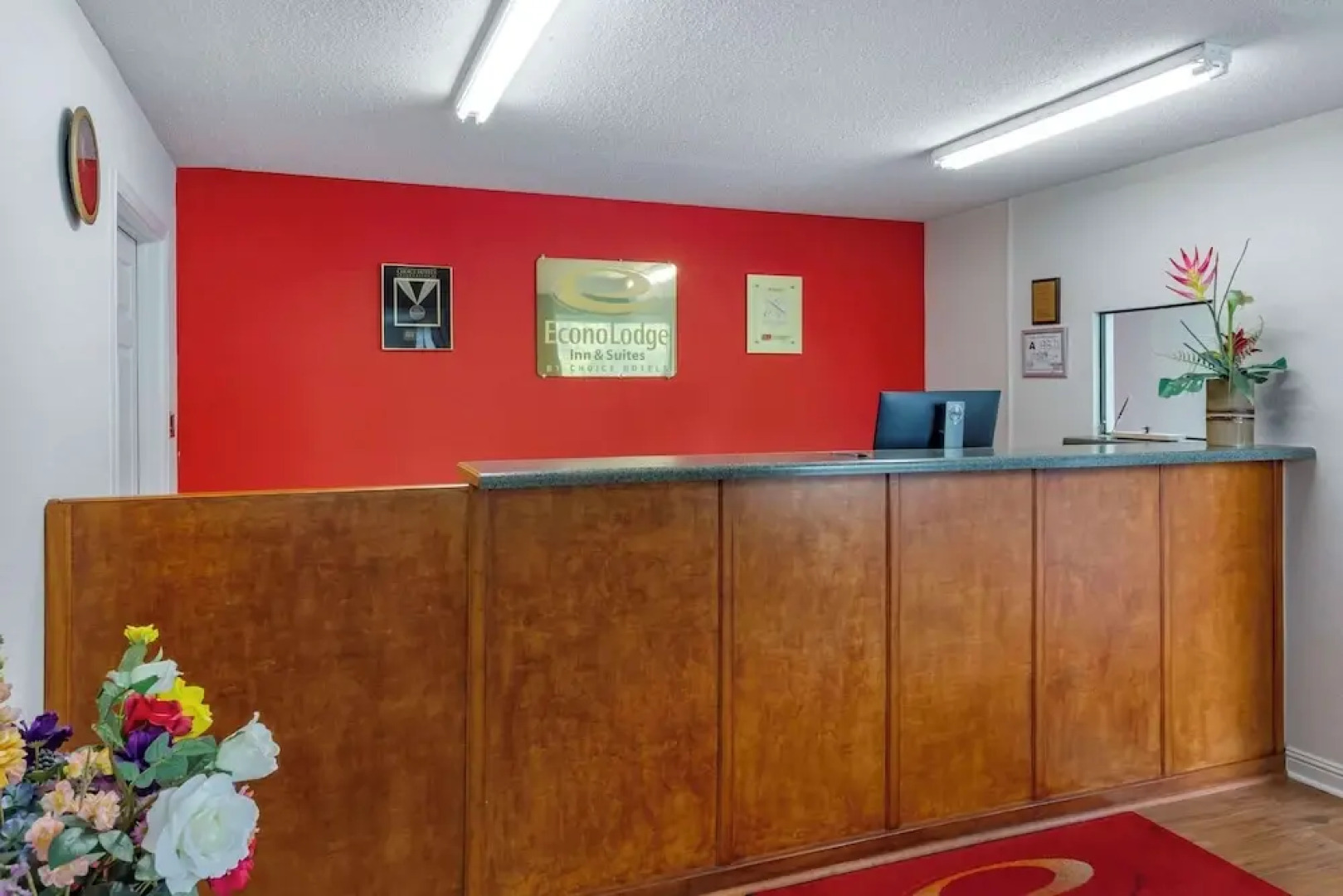 Econo Lodge & Suites