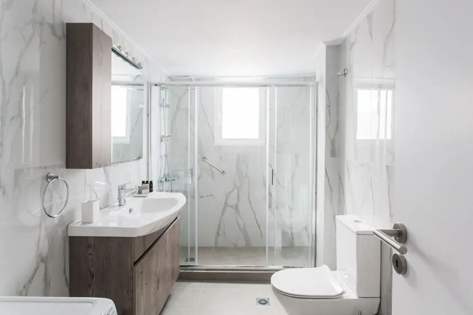 Spacious & Airy 1 Bedroom Apartment near HELEXPO