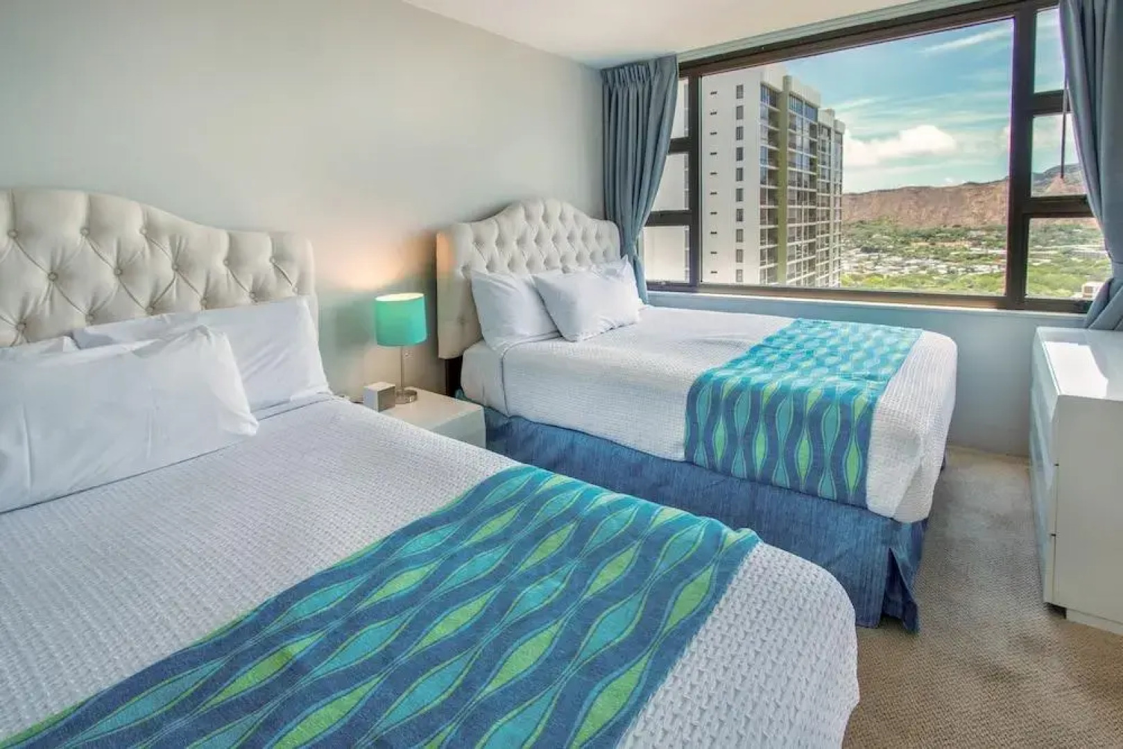 Waikiki Banyan - Ocean View Tower 1 Suite 3209