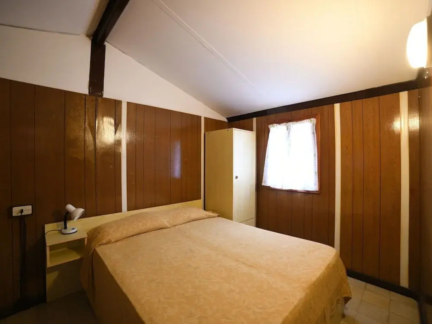 Cozy Detached Bungalow With Veranda Near the Sea