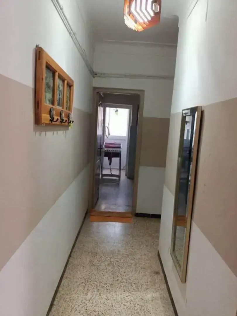 F2 bien équipé en centre-ville de Béjaïa