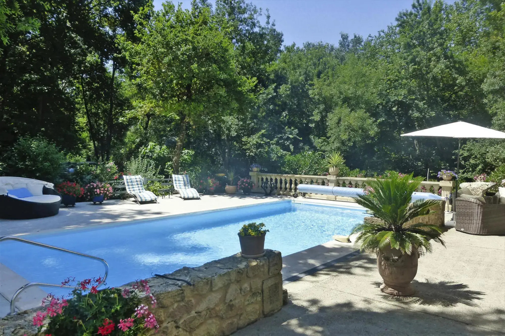 Apartment in Caderousse With Pool