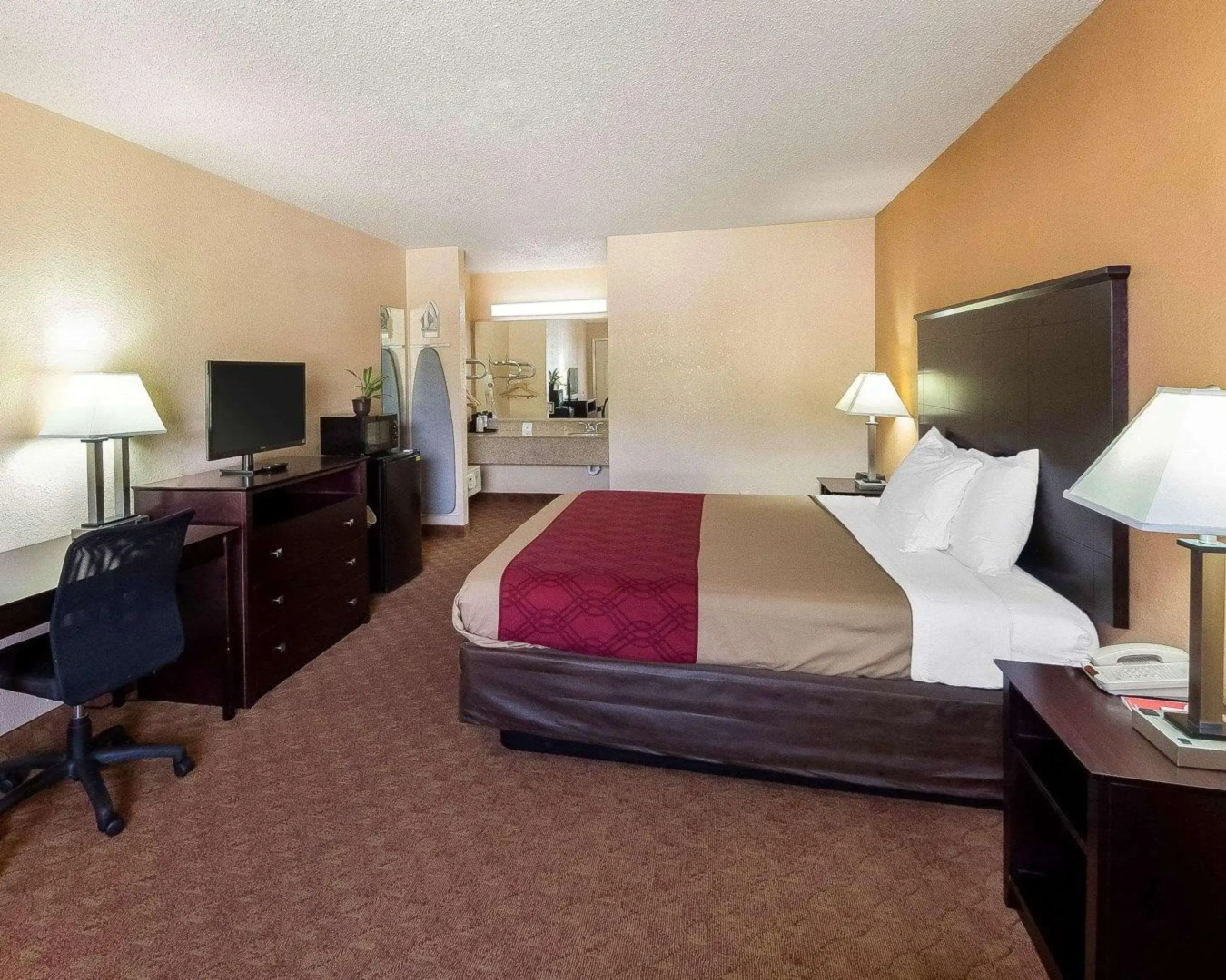 Econo Lodge Inn & Suites San Antonio near Frost Bank Center