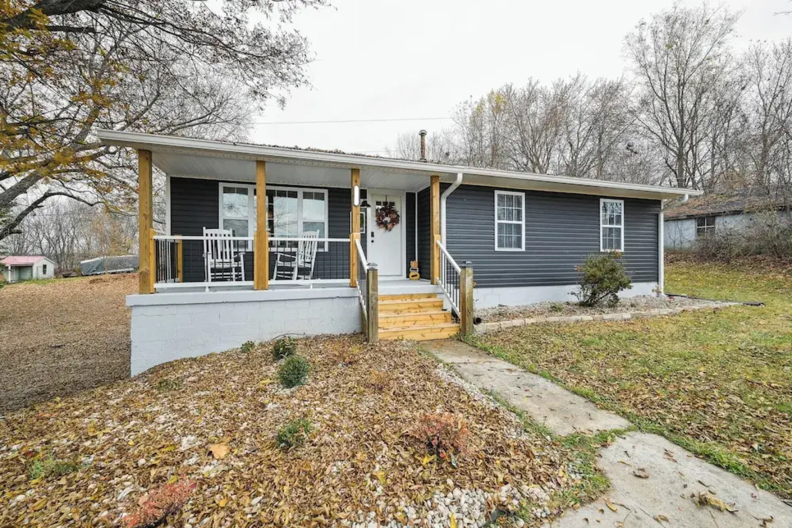 Vine Grove Home w/ Deck, 4 Mi to Saunders Springs!