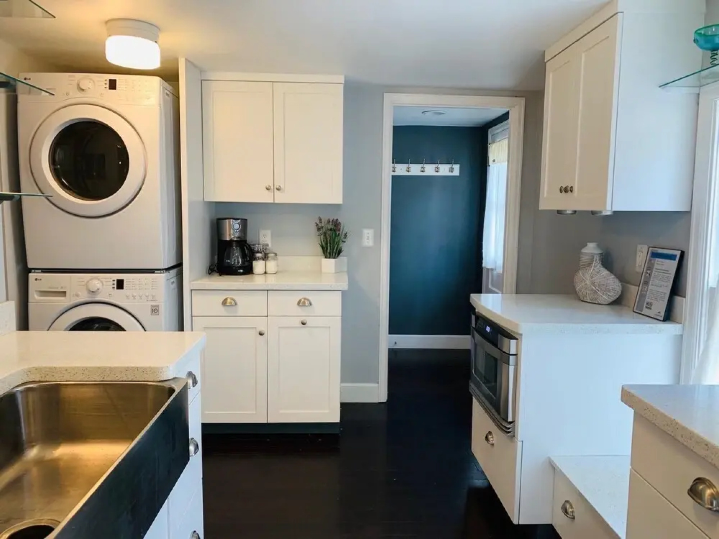 The Cottage! Chic Bungalow near Old Town Square!