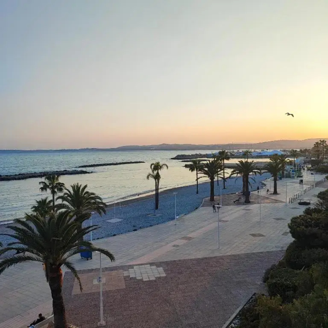 Grand studio bord de mer- accès direct aux plages