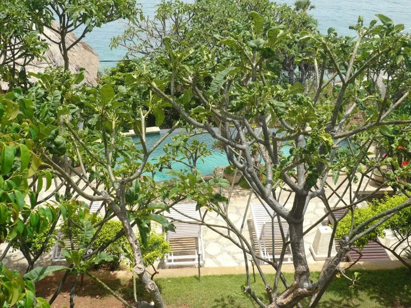 Lucky Paradise Bungalows on The Beach