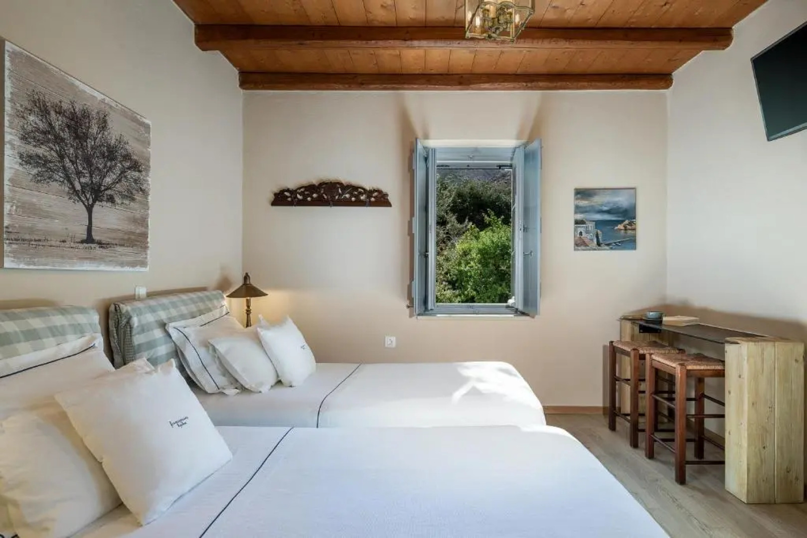Four Seasons Hydra Luxury Suites