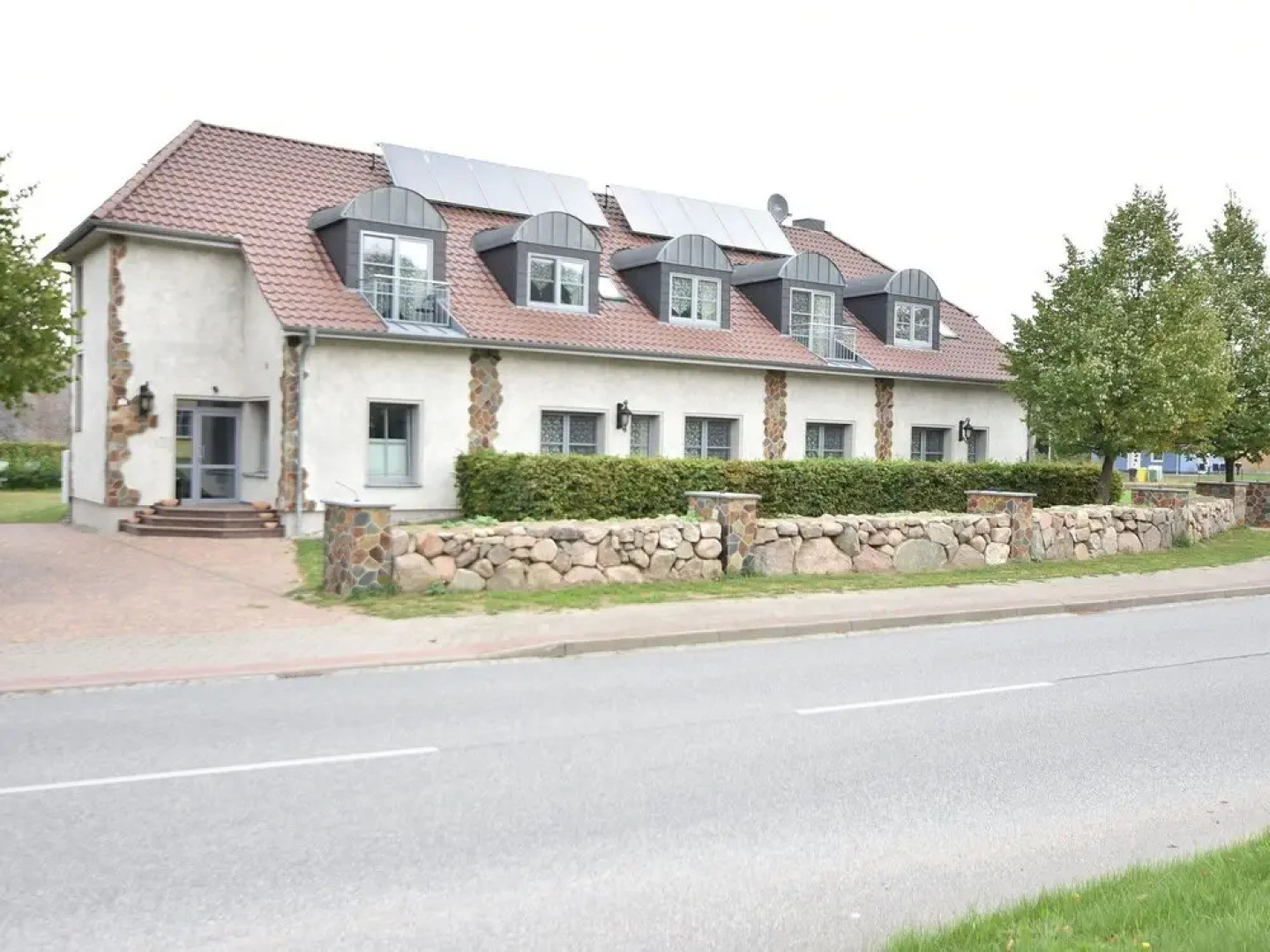 Spacious Seaside Apartment in Pepelow