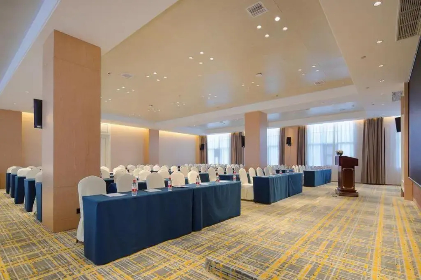 Vienna International Hotel (Luyi Passenger West Station)