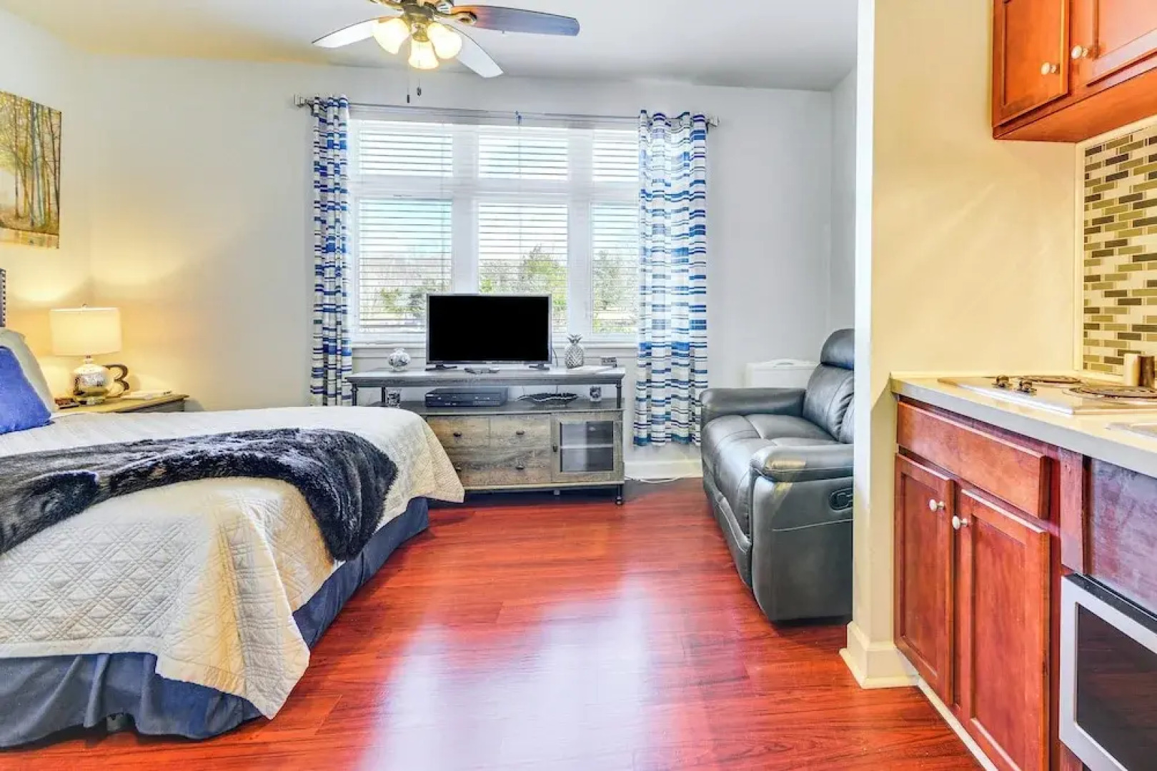 Pool & Lake Access: Mariners Landing Resort Studio