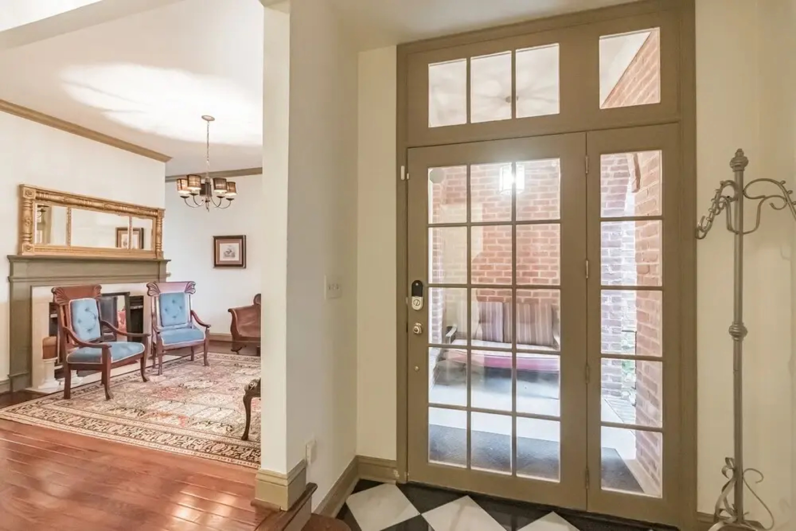 Beautiful Villa In The Heart Of Historic Downtown Bel Air! 3 Bedroom Villa by Redawning