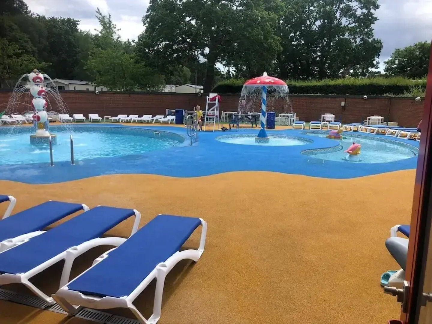 Caravan - Sleeps 4 - Pool - Pet Friendly