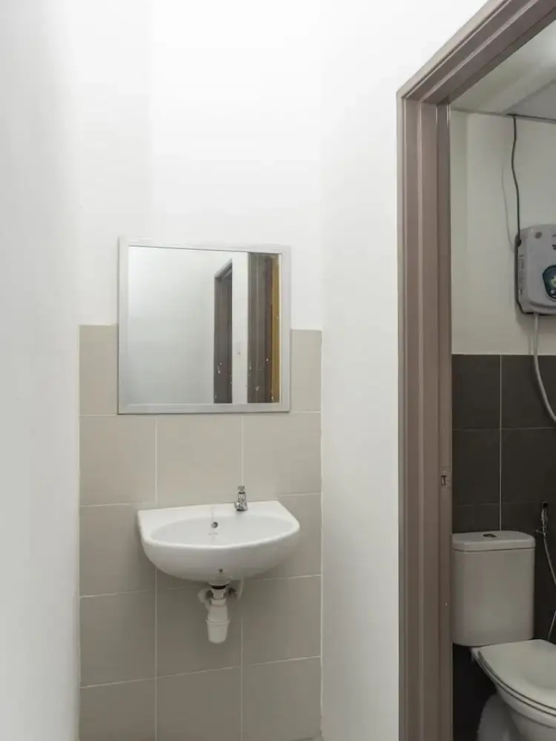 SPOT ON 89757 The Rooms JB