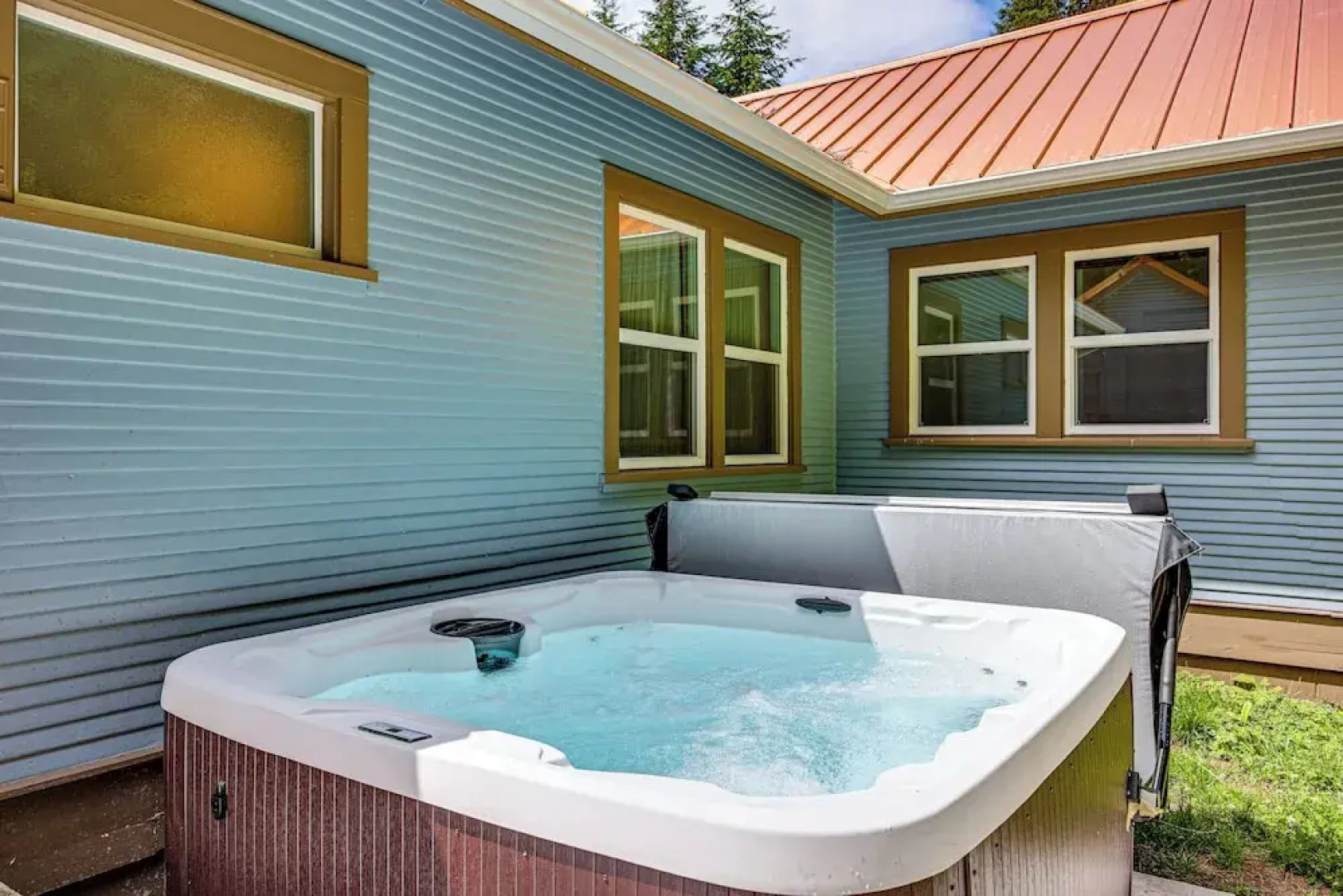 7 Mi to Mt Rainier NP: Home w/ Private Hot Tub!