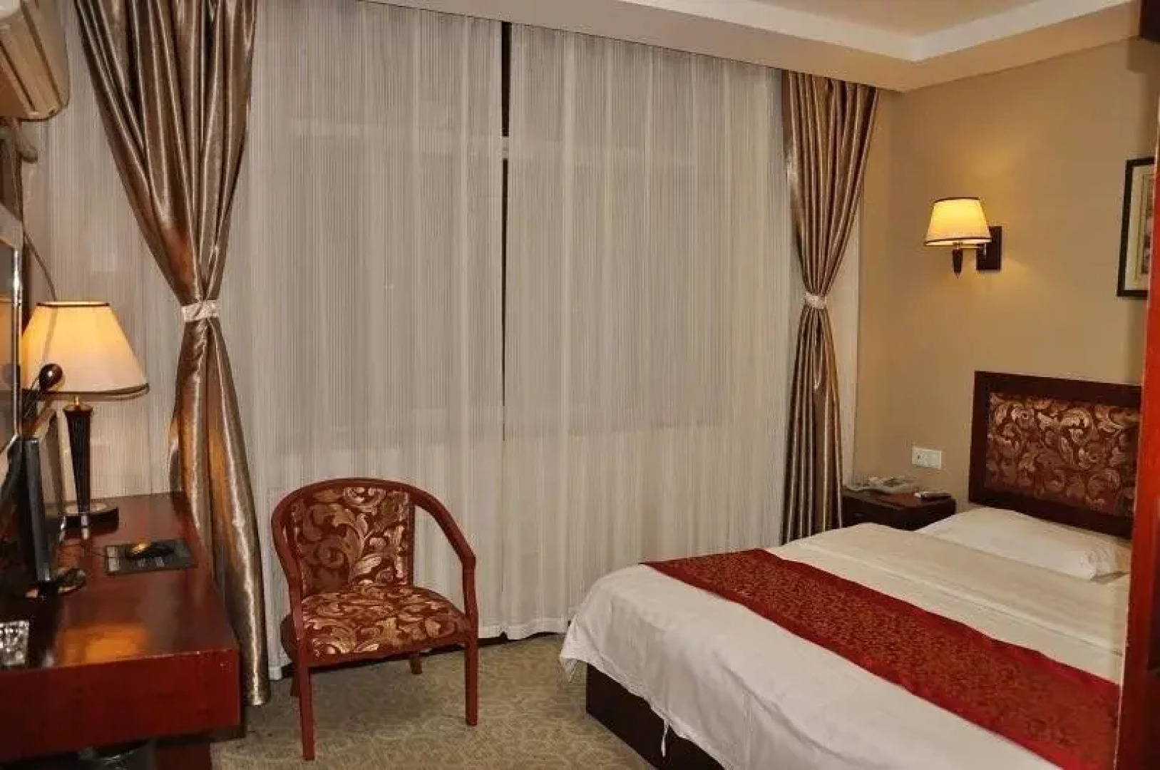 Longyi Business Hotel