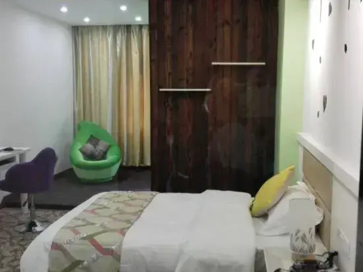 Shouxian Luolin Theme Hotel