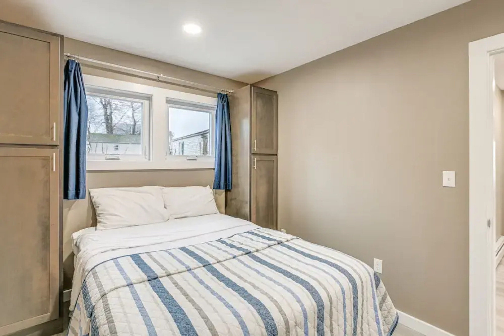 Cozy Maine Getaway: Covered Deck, Walk to Beach!