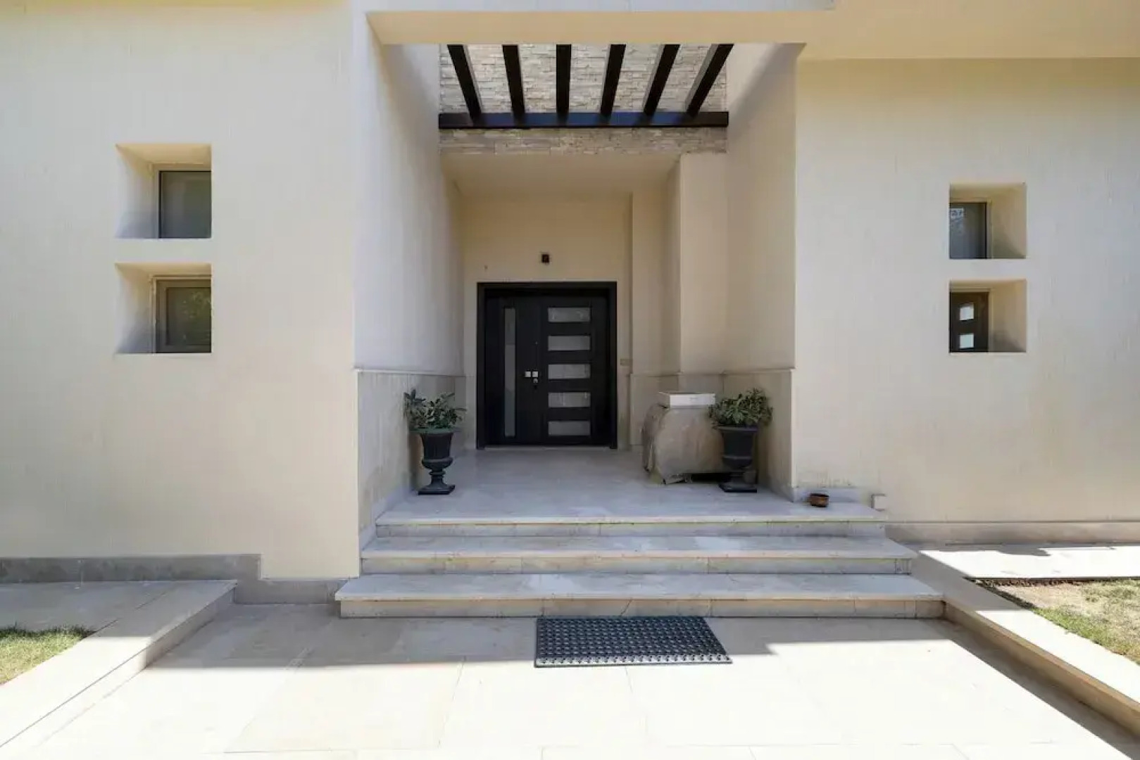 Villa With Private Pool In Beverly Hills