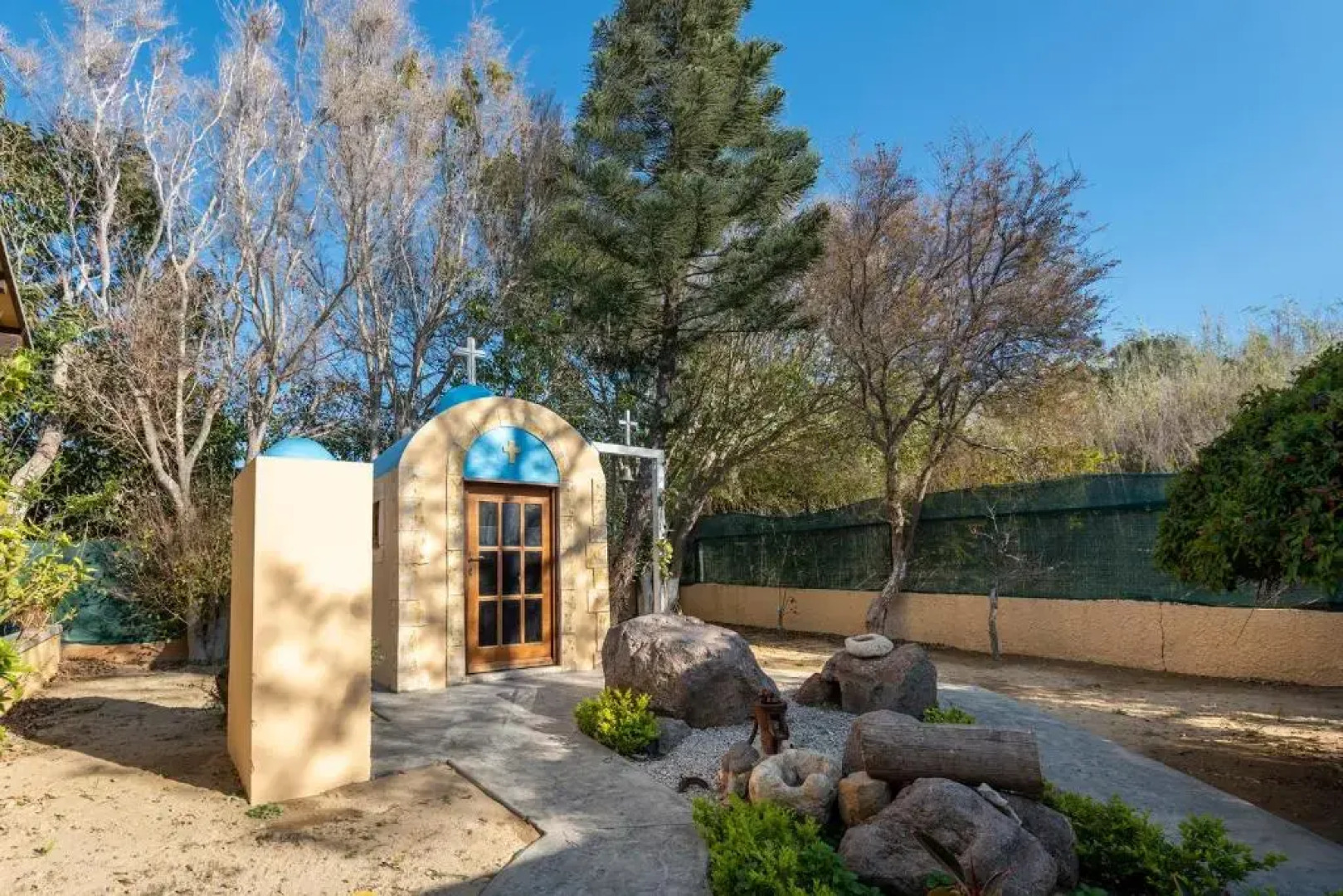 Selana House with outdoor pool