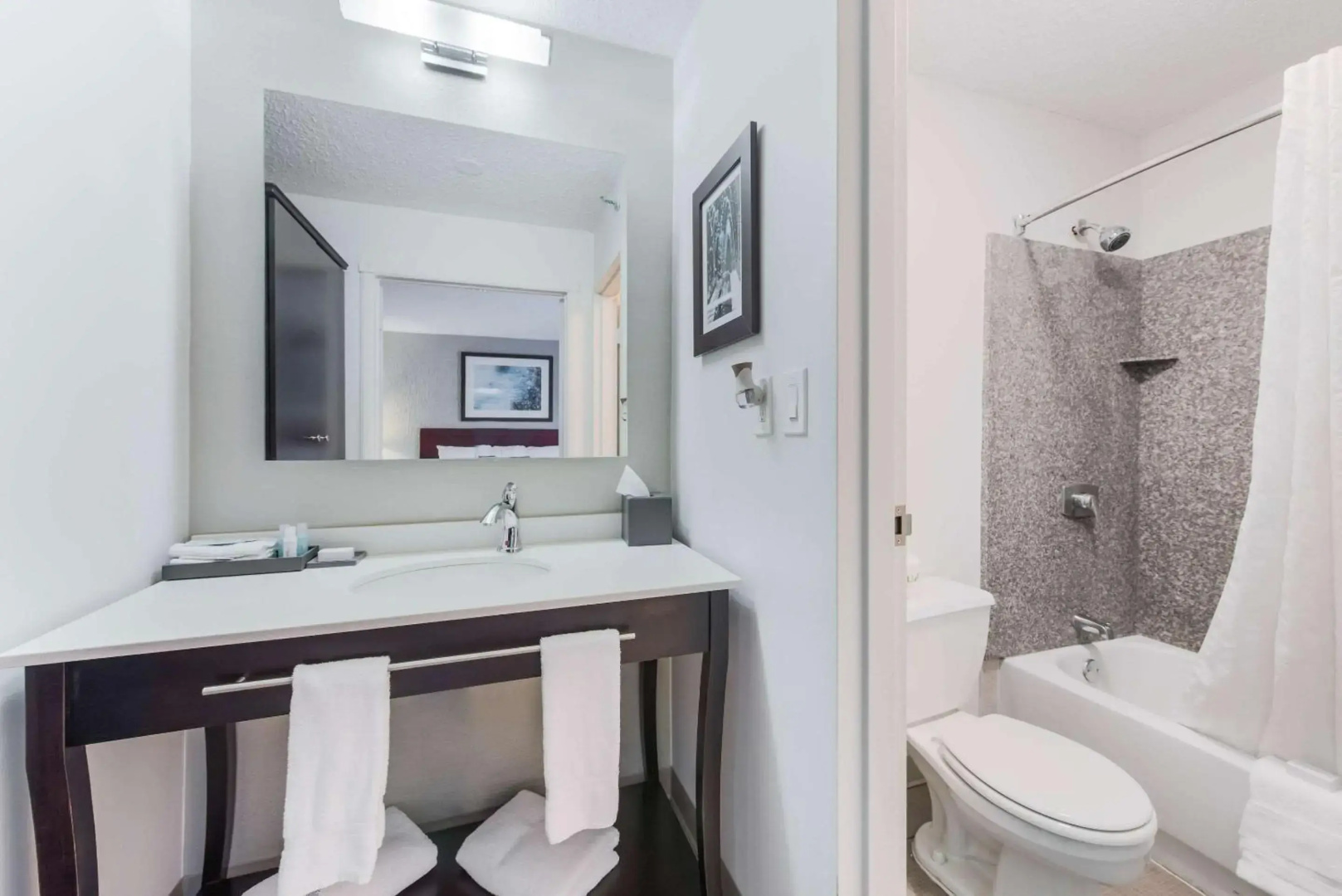 The Blu Hotel Blue Ash Cincinnati, an Ascend Collection Hotel