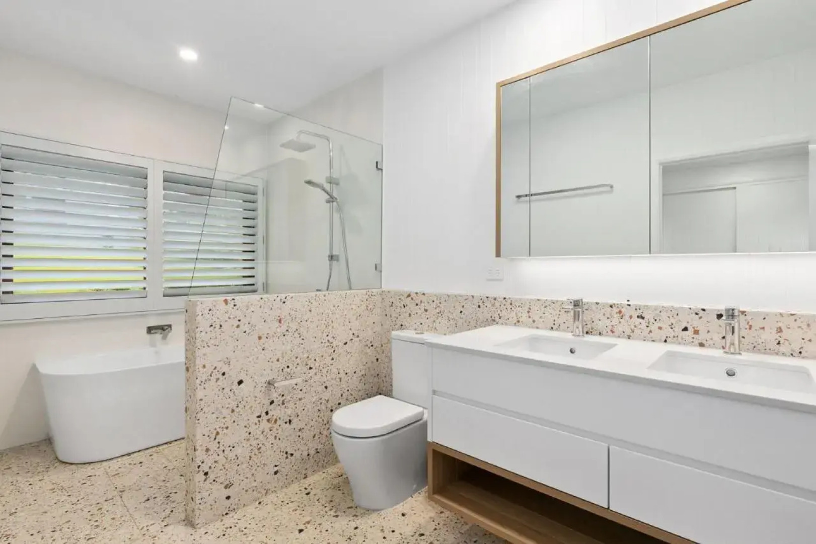 CARMELONE Gerroa 4pm check out on Sundays