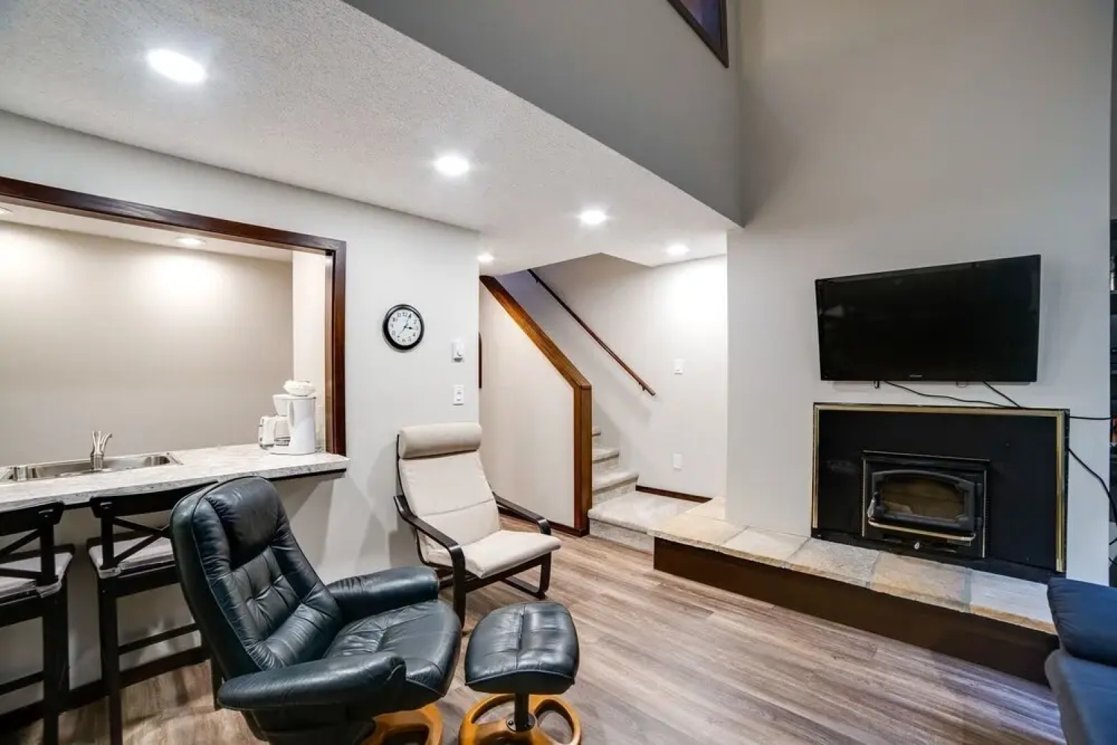 68sw - Fireplace - Washer/dryer - Dishwasher- Sleeps 4 2 Bedroom Home by RedAwning