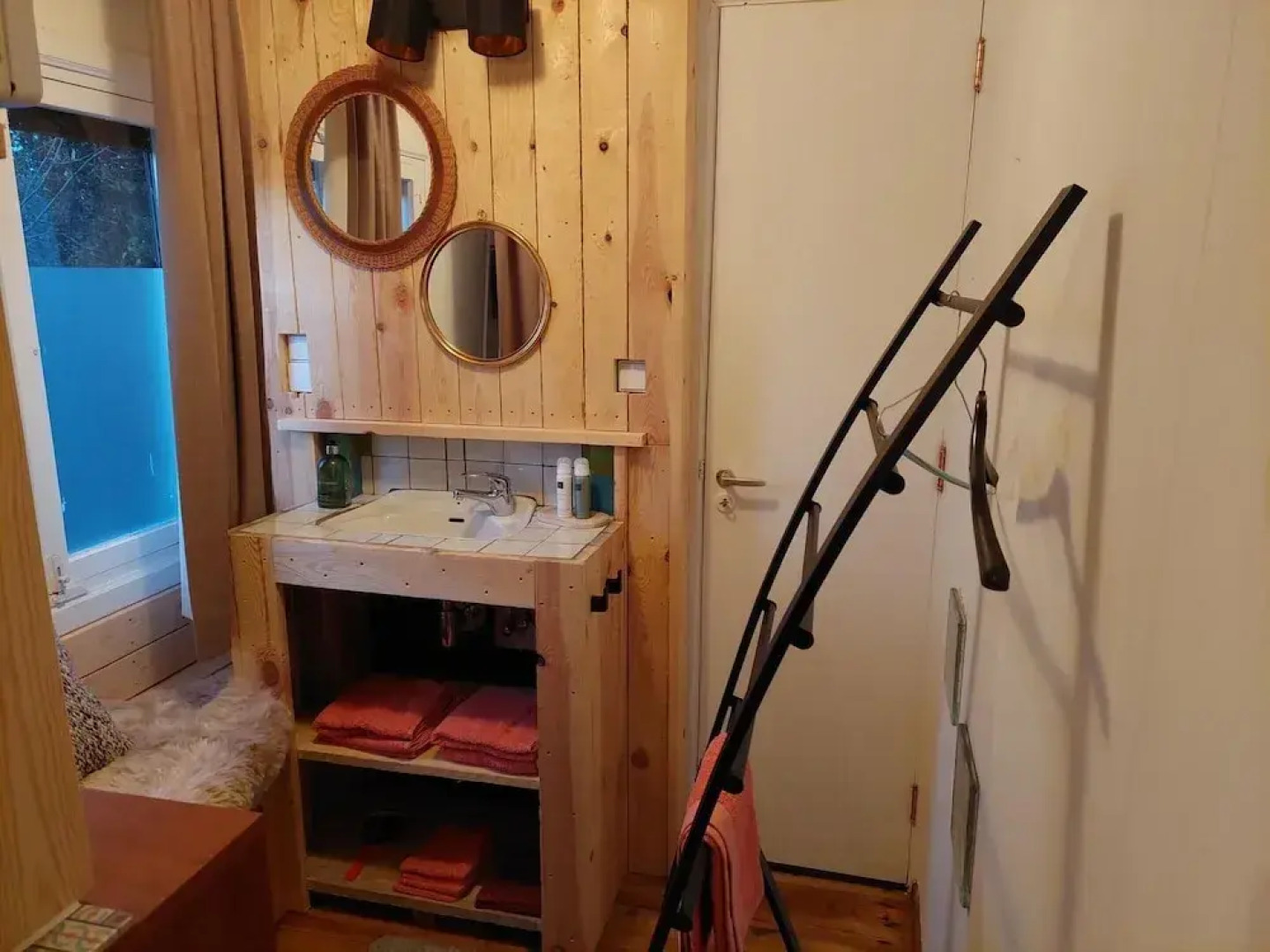 Tranquil Chalet in Geel With Garden