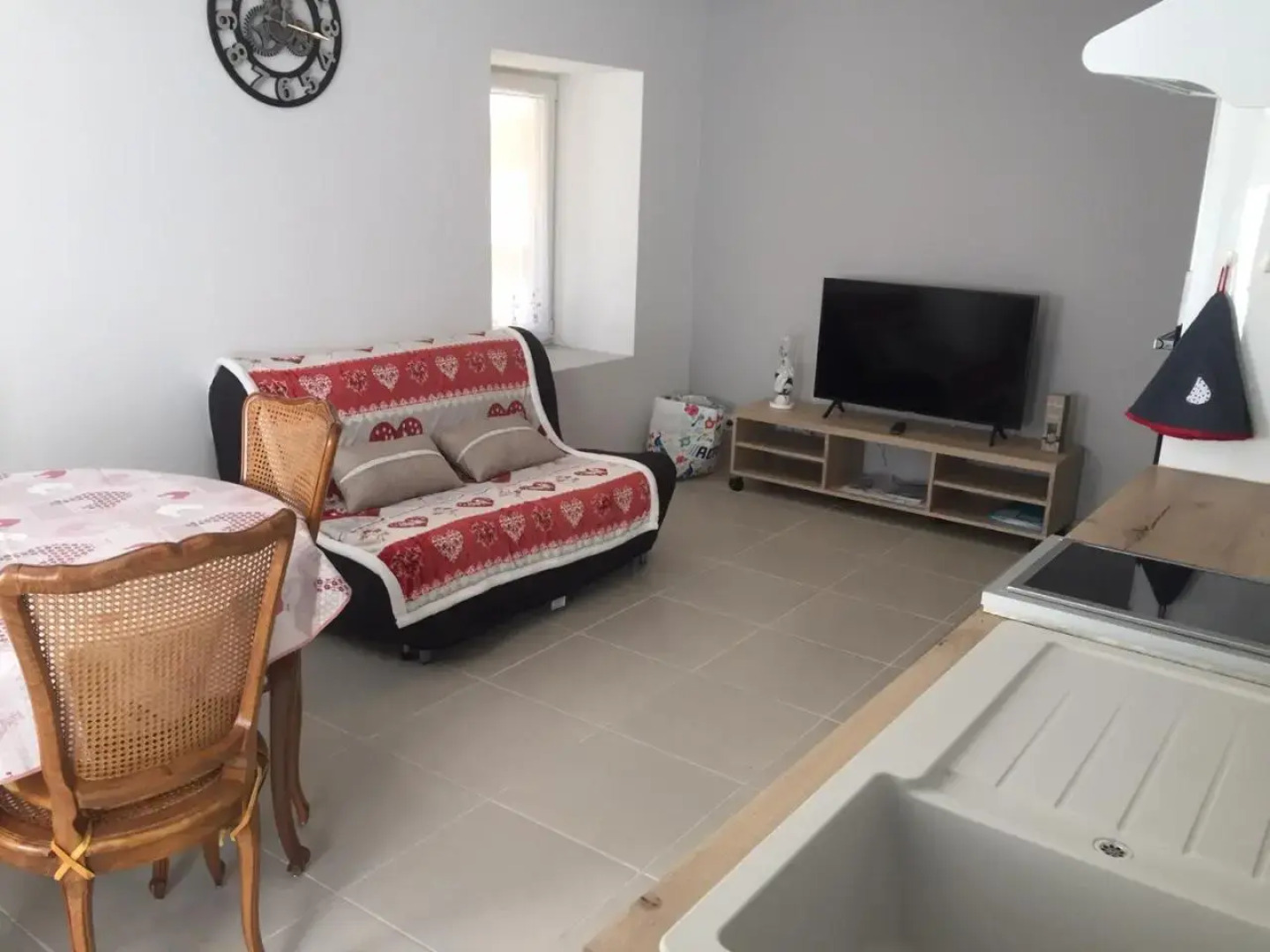 Rez-de-chaussée centre ville d'Embrun 3 étoiles